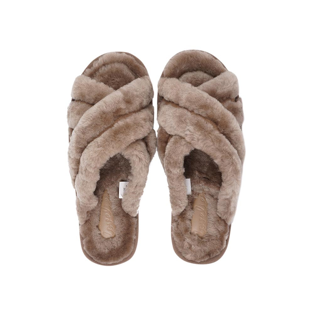 Since 2019 Lovelies Studio has been creating shoes and leathergoods for women and men inspired by an open mind, Scandinavian minimalism and a bit of vintage influences. The Cozy lounge slippers are hand made from Australien shearling. The solid sole makes it possible to use the slippers both indoor and outdoor.