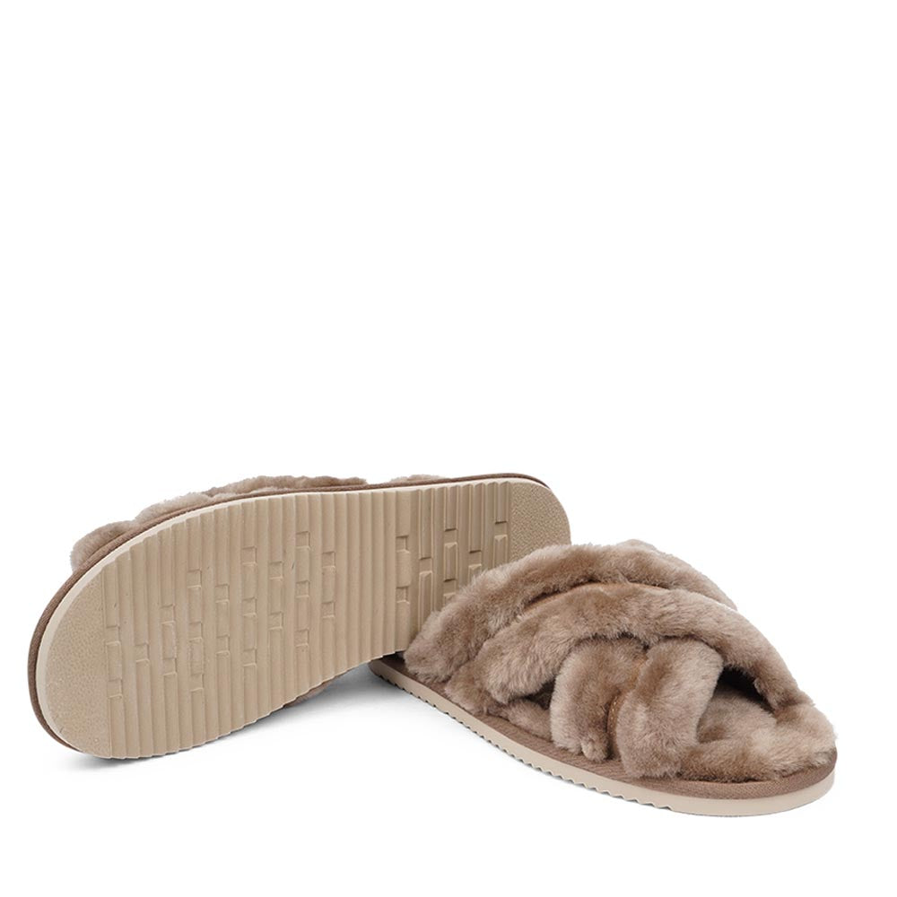 Since 2019 Lovelies Studio has been creating shoes and leathergoods for women and men inspired by an open mind, Scandinavian minimalism and a bit of vintage influences. The Cozy lounge slippers are hand made from Australien shearling. The solid sole makes it possible to use the slippers both indoor and outdoor.