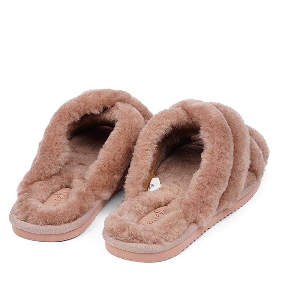 Since 2019 Lovelies Studio has been creating shoes and leathergoods for women and men inspired by an open mind, Scandinavian minimalism and a bit of vintage influences. The Cozy lounge slippers are hand made from Australien shearling. The solid sole makes it possible to use the slippers both indoor and outdoor.