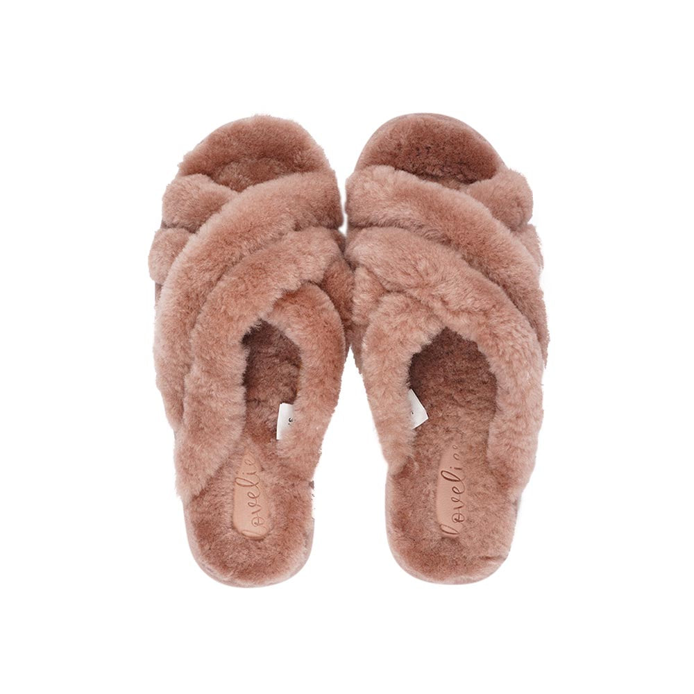 Since 2019 Lovelies Studio has been creating shoes and leathergoods for women and men inspired by an open mind, Scandinavian minimalism and a bit of vintage influences. The Cozy lounge slippers are hand made from Australien shearling. The solid sole makes it possible to use the slippers both indoor and outdoor.