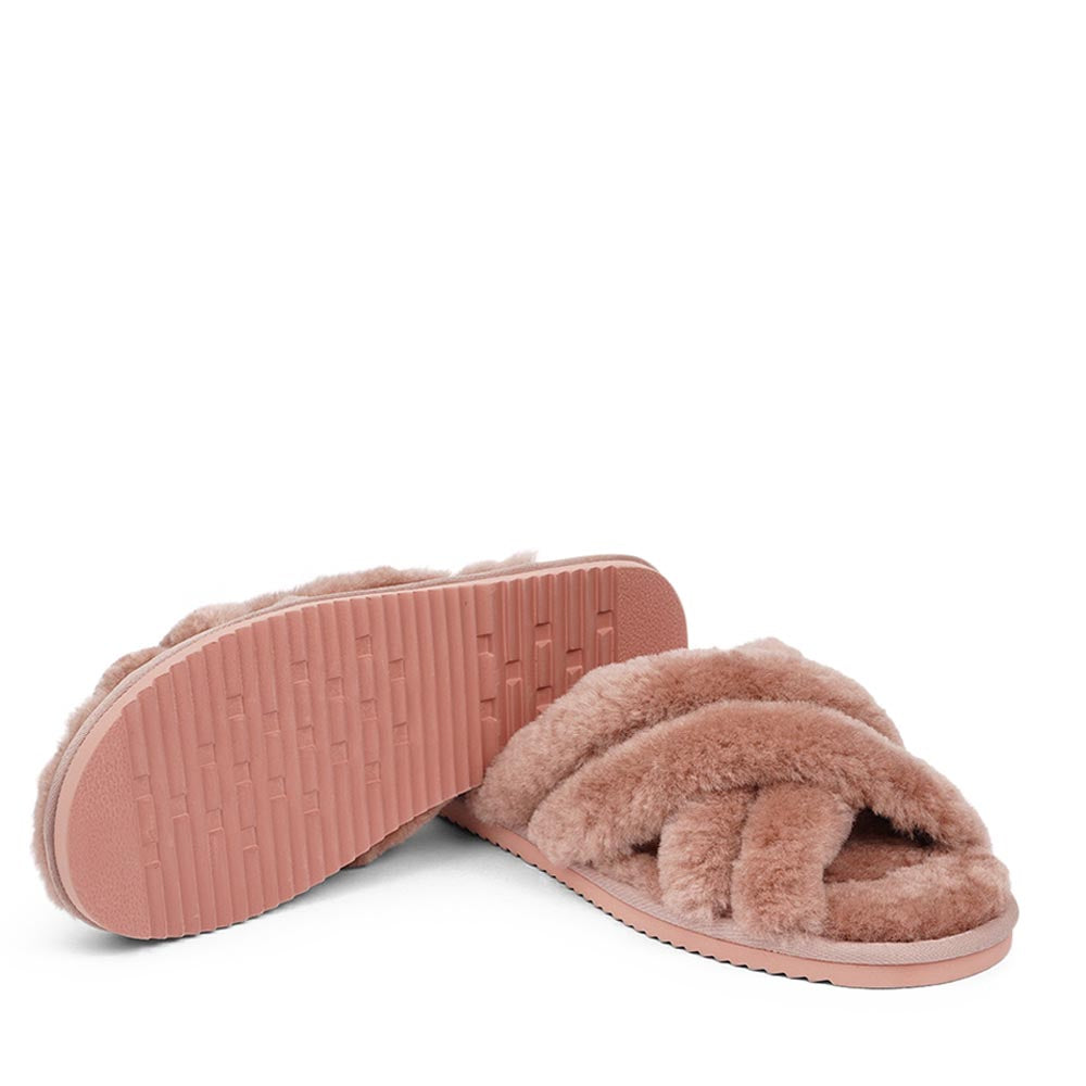 Since 2019 Lovelies Studio has been creating shoes and leathergoods for women and men inspired by an open mind, Scandinavian minimalism and a bit of vintage influences. The Cozy lounge slippers are hand made from Australien shearling. The solid sole makes it possible to use the slippers both indoor and outdoor.