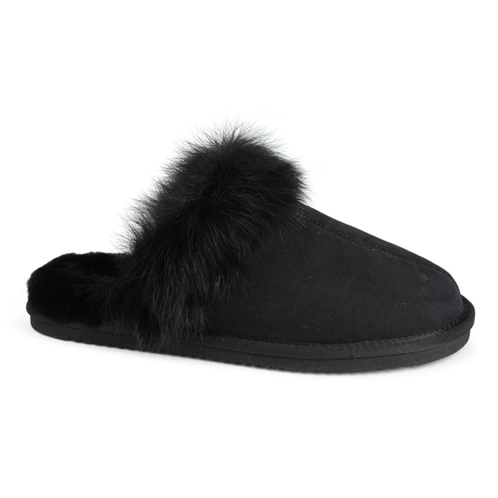 Lovelies Studio - homeshoes - hjemmesko -Soft and cosy shearling slippers Lovelies shearling slippers are the essence of comfortability. When you’re in the need of surrounding your feet in soft and warm slippers, Lovelies shearling slippers are the answer. With soft and durable soles, warm shearling and a gorgeous design, you’ll never want to wear any other home-shoe to make you feel at ease.