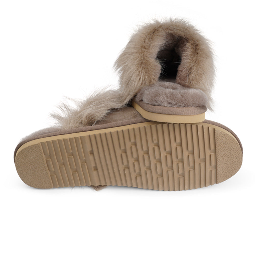 Lovelies Studio - homeshoes - hjemmesko -Soft and cosy shearling slippers  Lovelies shearling slippers are the essence of comfortability. When you’re in the need of surrounding your feet in soft and warm slippers, Lovelies shearling slippers are the answer. With soft and durable soles, warm shearling and a gorgeous design, you’ll never want to wear any other home-shoe to make you feel at ease.