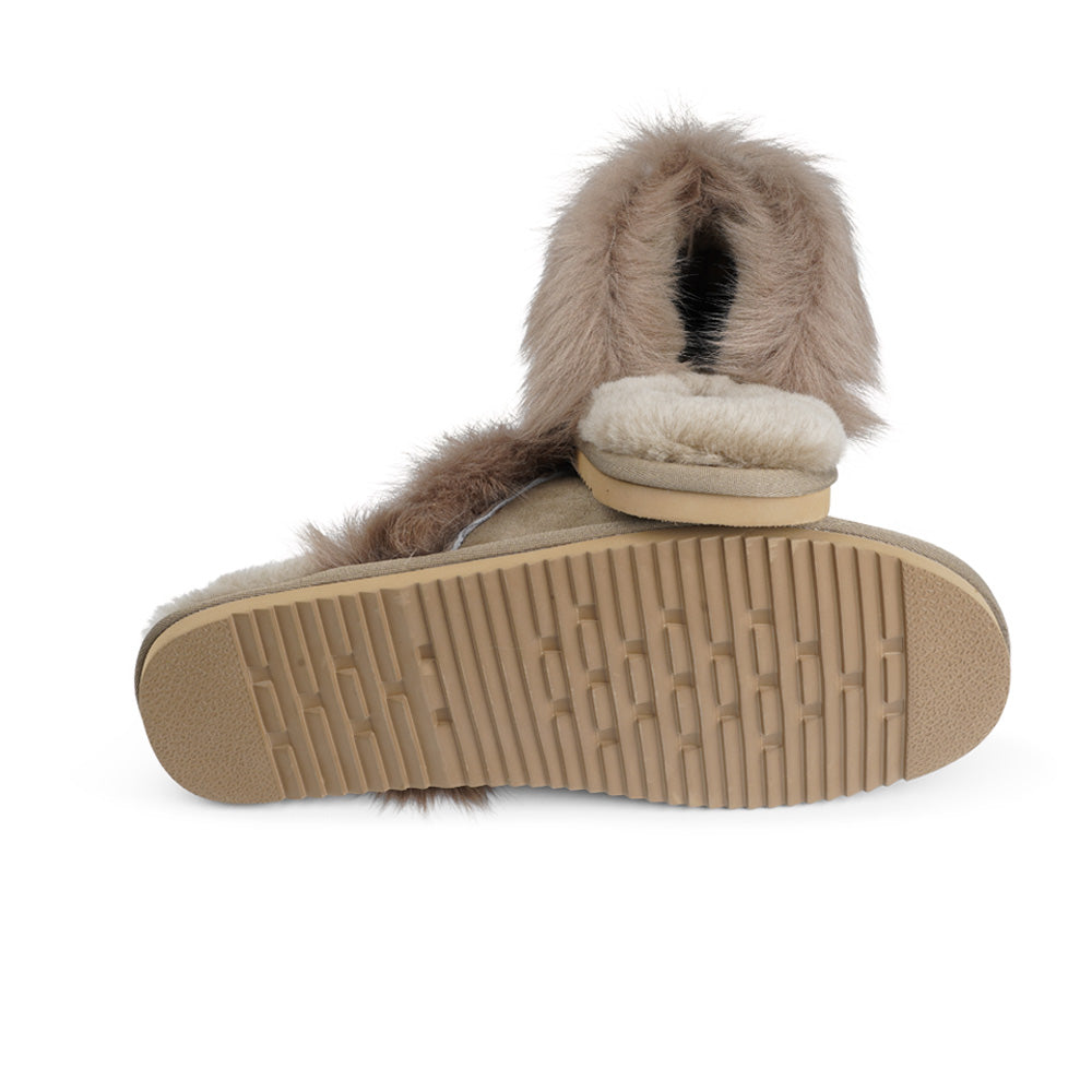 Lovelies Studio - homeshoes - hjemmesko -Soft and cosy shearling slippers  Lovelies shearling slippers are the essence of comfortability. When you’re in the need of surrounding your feet in soft and warm slippers, Lovelies shearling slippers are the answer. With soft and durable soles, warm shearling and a gorgeous design, you’ll never want to wear any other home-shoe to make you feel at ease.