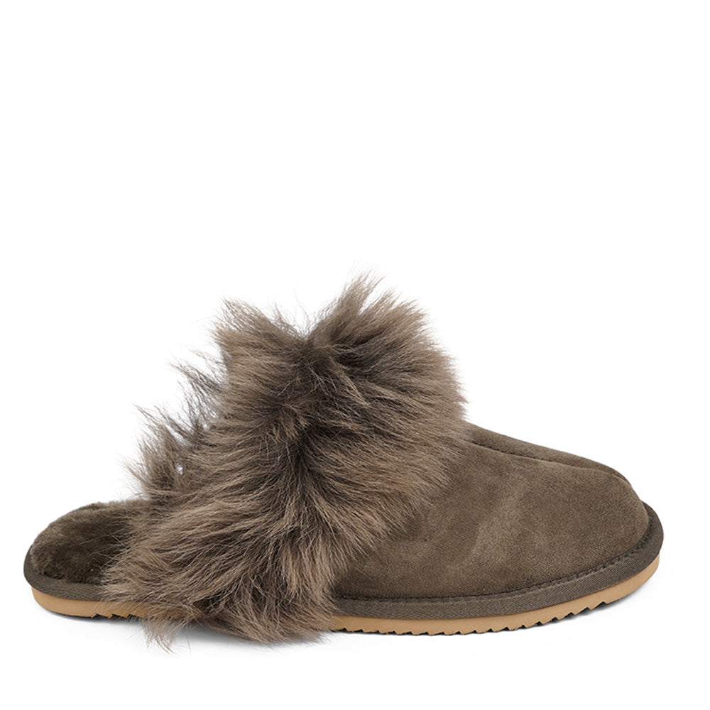 Lovelies Studio - homeshoes - hjemmesko -Soft and cosy shearling slippers Lovelies shearling slippers are the essence of comfortability. When you’re in the need of surrounding your feet in soft and warm slippers, Lovelies shearling slippers are the answer. With soft and durable soles, warm shearling and a gorgeous design, you’ll never want to wear any other home-shoe to make you feel at ease.