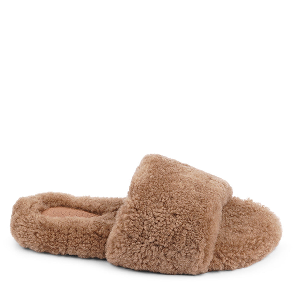 Lovelies Studio hand made home shoes of Australien shearling - High quality and really good fit. Lovelies shearling slippers are the essence of comfortability. When you’re in the need of surrounding your feet in soft and warm slippers, Lovelies shearling slippers are the answer. With soft and durable soles, warm shearling and a gorgeous design, you’ll never want to wear any other home-shoe to make you feel at ease.