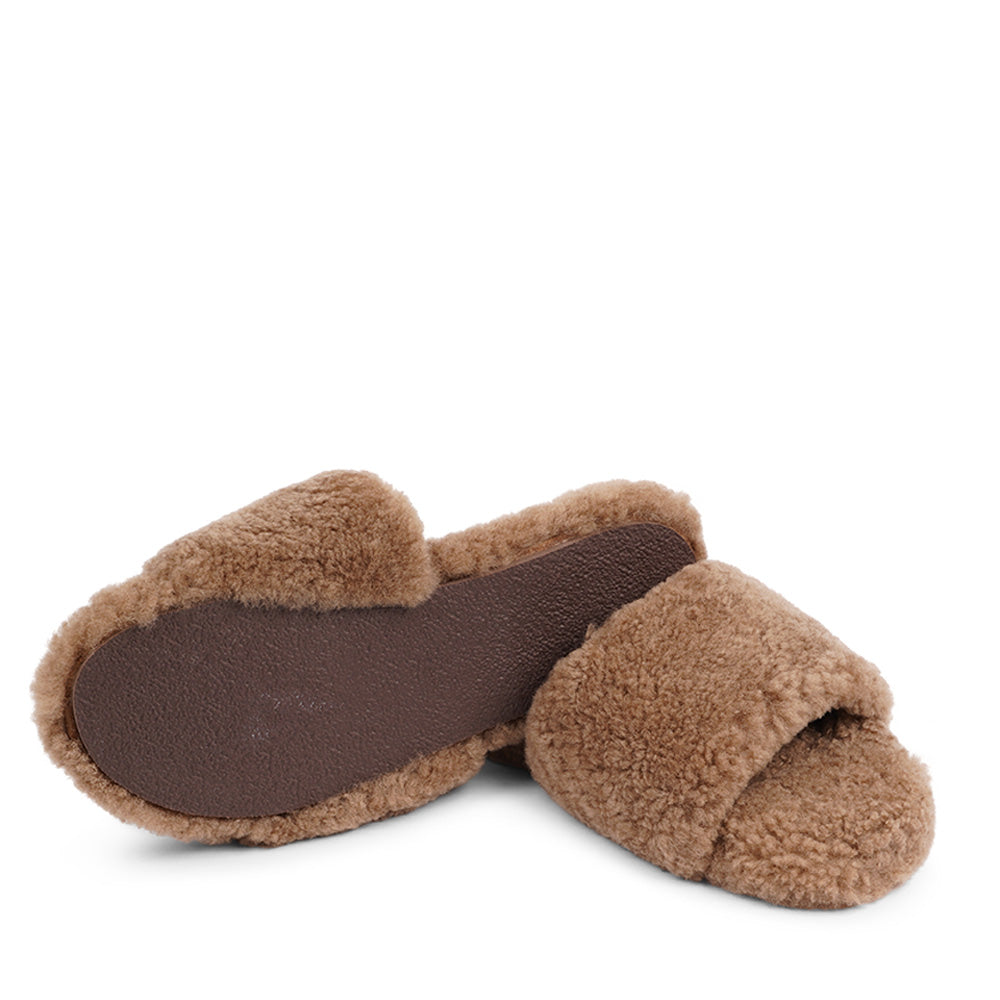 Lovelies Studio hand made home shoes of Australien shearling - High quality and really good fit. Lovelies shearling slippers are the essence of comfortability. When you’re in the need of surrounding your feet in soft and warm slippers, Lovelies shearling slippers are the answer. With soft and durable soles, warm shearling and a gorgeous design, you’ll never want to wear any other home-shoe to make you feel at ease.