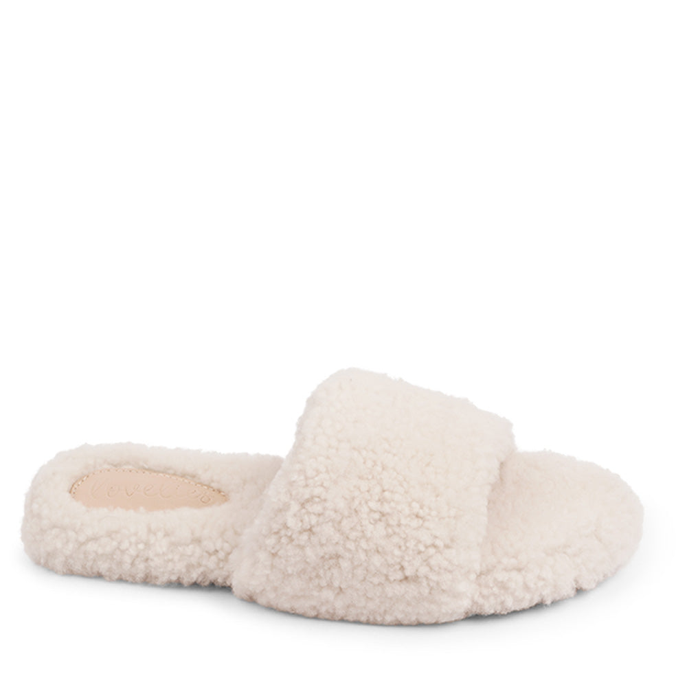 Lovelies Studio hand made home shoes of Australien shearling - High quality and really good fit. Lovelies shearling slippers are the essence of comfortability. When you’re in the need of surrounding your feet in soft and warm slippers, Lovelies shearling slippers are the answer. With soft and durable soles, warm shearling and a gorgeous design, you’ll never want to wear any other home-shoe to make you feel at ease.