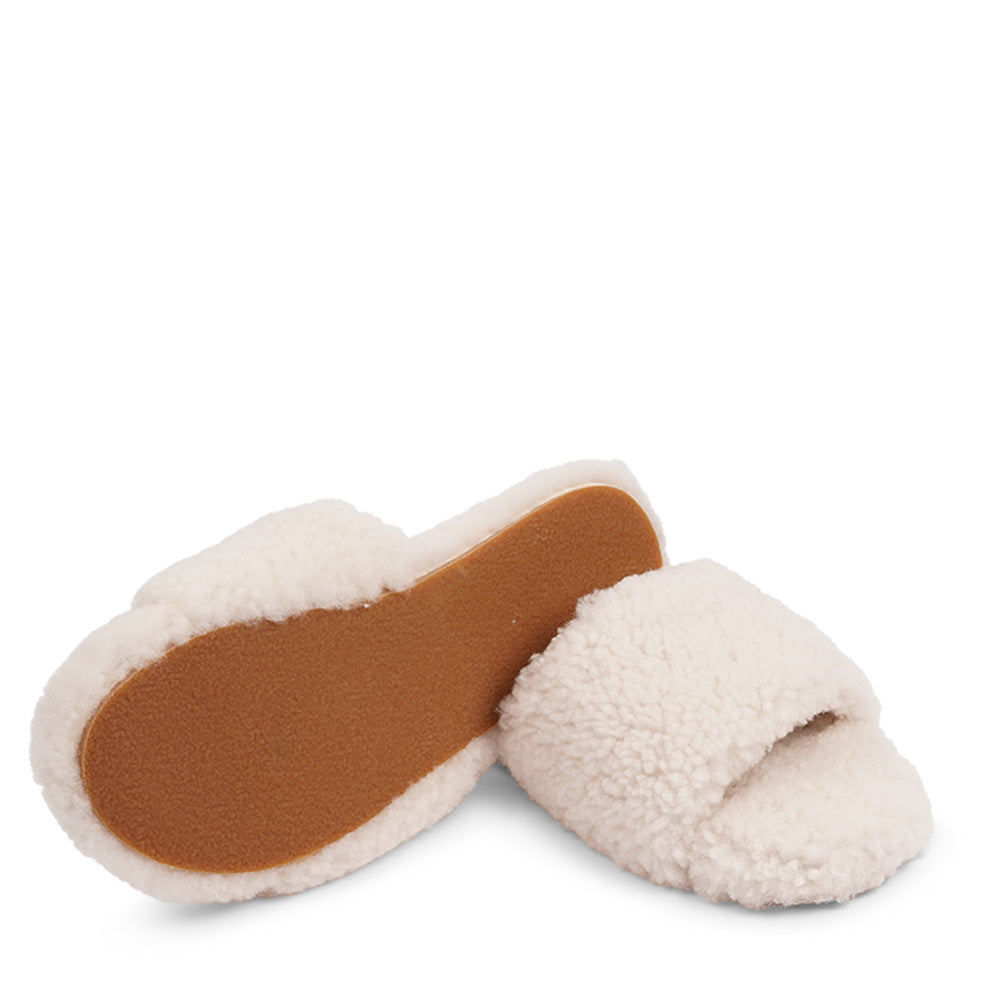 Lovelies Studio hand made home shoes of Australien shearling - High quality and really good fit. Lovelies shearling slippers are the essence of comfortability. When you’re in the need of surrounding your feet in soft and warm slippers, Lovelies shearling slippers are the answer. With soft and durable soles, warm shearling and a gorgeous design, you’ll never want to wear any other home-shoe to make you feel at ease.
