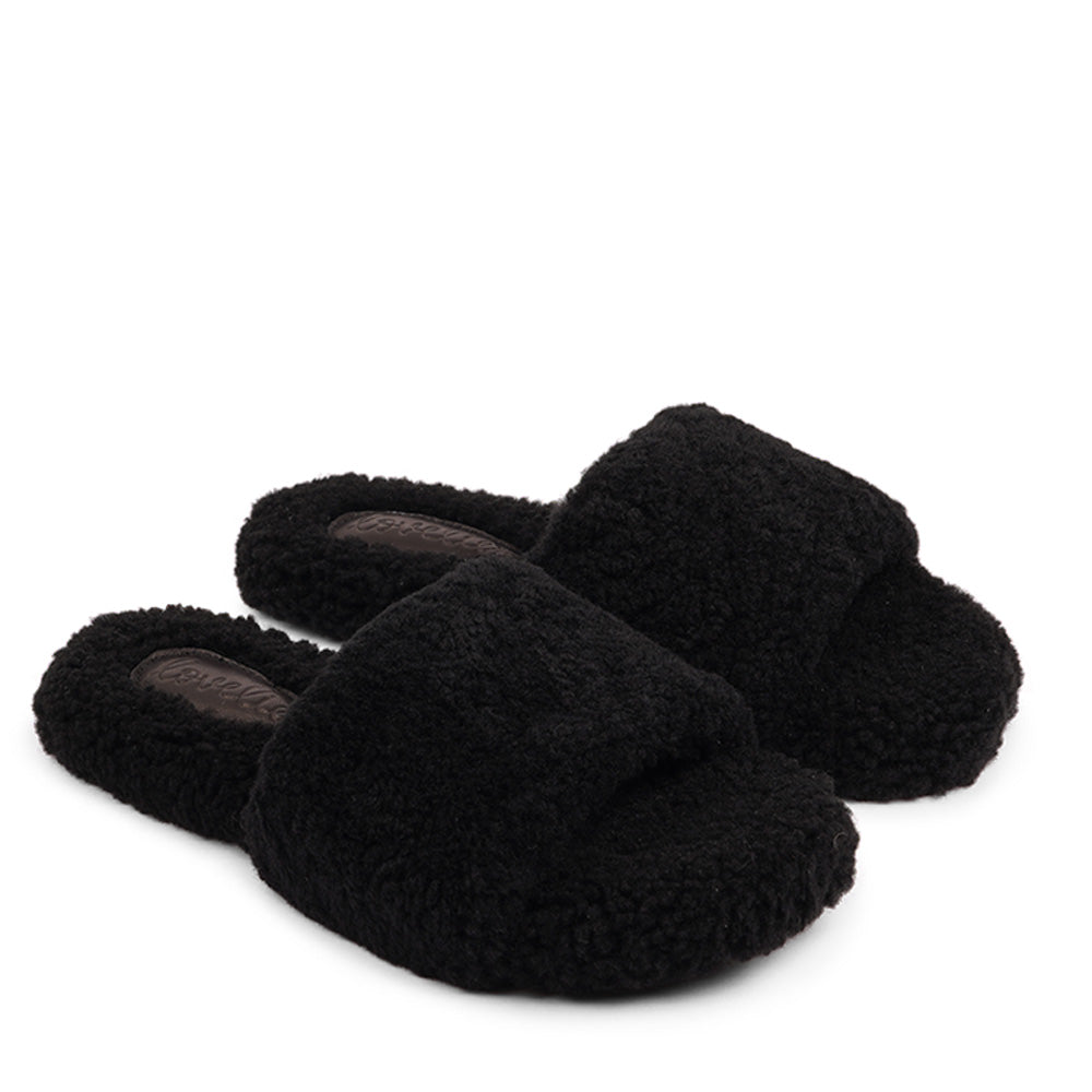 Lovelies Studio hand made home shoes of Australien shearling - High quality and really good fit. Lovelies shearling slippers are the essence of comfortability. When you’re in the need of surrounding your feet in soft and warm slippers, Lovelies shearling slippers are the answer. With soft and durable soles, warm shearling and a gorgeous design, you’ll never want to wear any other home-shoe to make you feel at ease.