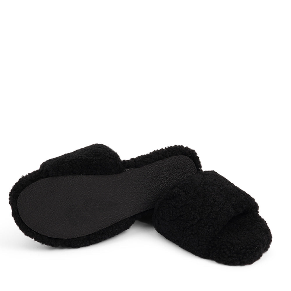 Lovelies Studio hand made home shoes of Australien shearling - High quality and really good fit. Lovelies shearling slippers are the essence of comfortability. When you’re in the need of surrounding your feet in soft and warm slippers, Lovelies shearling slippers are the answer. With soft and durable soles, warm shearling and a gorgeous design, you’ll never want to wear any other home-shoe to make you feel at ease.