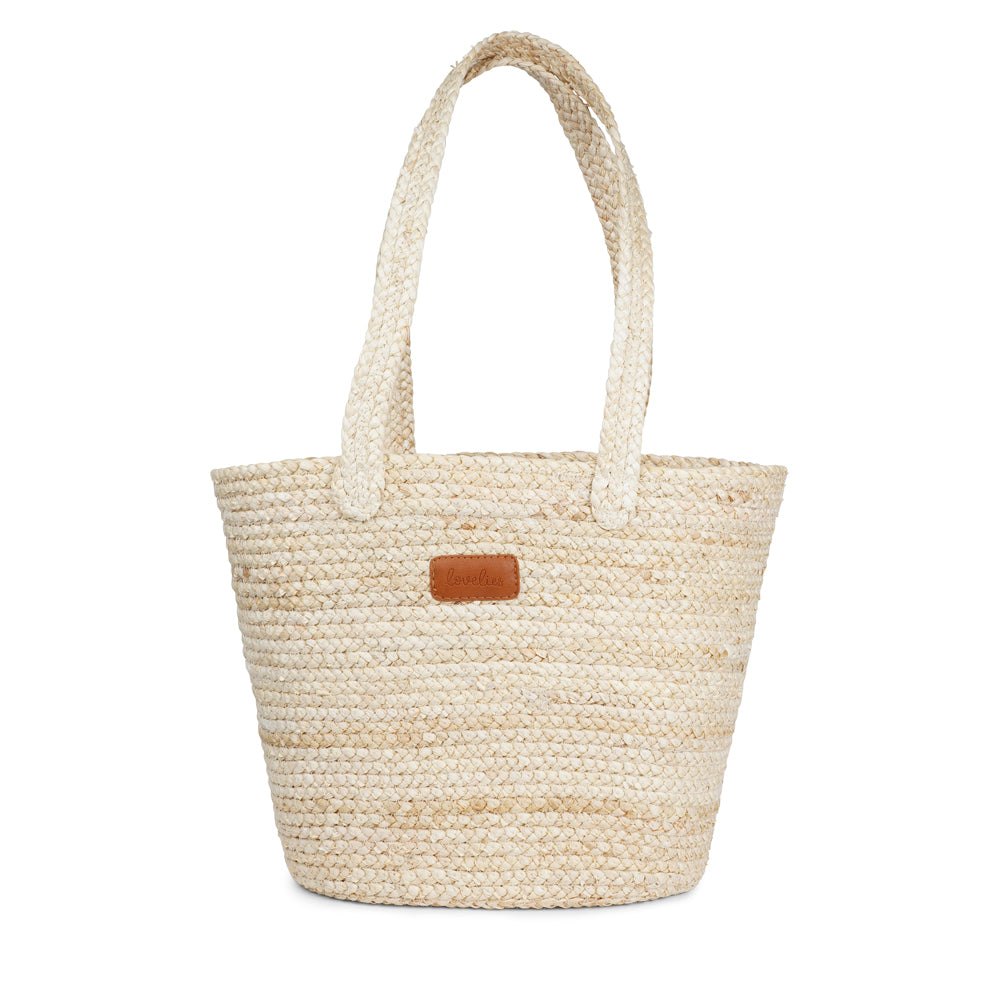 Handmade with care, the Ballao Maize Bag is your perfect companion for a trip to the market or a sunny day at the beach. Made of beautifully braided maize, it features a soft cotton lining and a small inner pocket—perfect for keeping your phone or essentials close at hand.

Spacious, lightweight, and full of natural charm – it’s where function meets effortless style.
