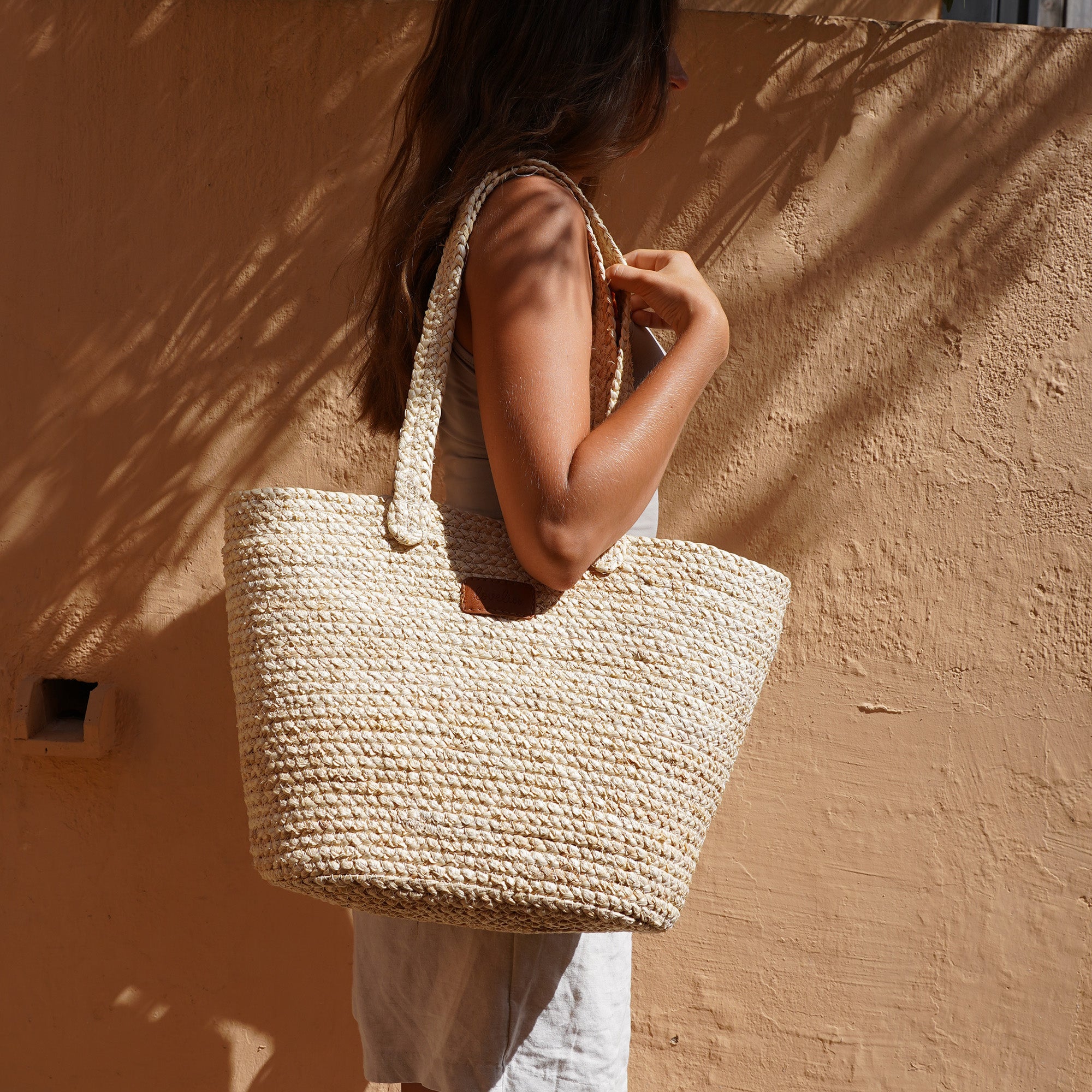 Handmade with care, the Ballao Maize Bag is your perfect companion for a trip to the market or a sunny day at the beach. Made of beautifully braided maize, it features a soft cotton lining and a small inner pocket—perfect for keeping your phone or essentials close at hand.

Spacious, lightweight, and full of natural charm – it’s where function meets effortless style.