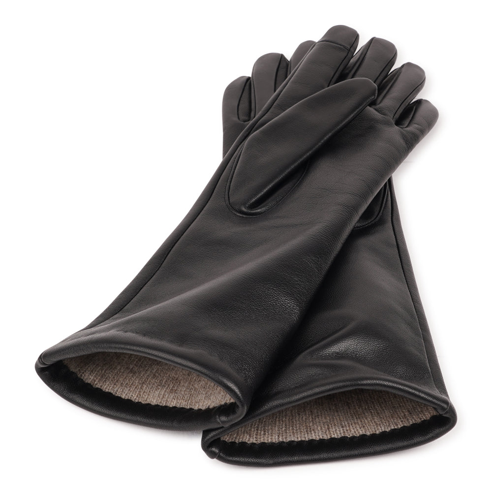 Lovelies studio - Denmark - The Bargia gloves are crafted from soft, supple leather and lined with luxurious cashmere for exceptional warmth and comfort. Designed with a feminine silhouette, they combine elegance and practicality in one timeless piece. Perfect for elevating your winter wardrobe, these gloves bring a refined finishing touch to any cold-weather outfit.