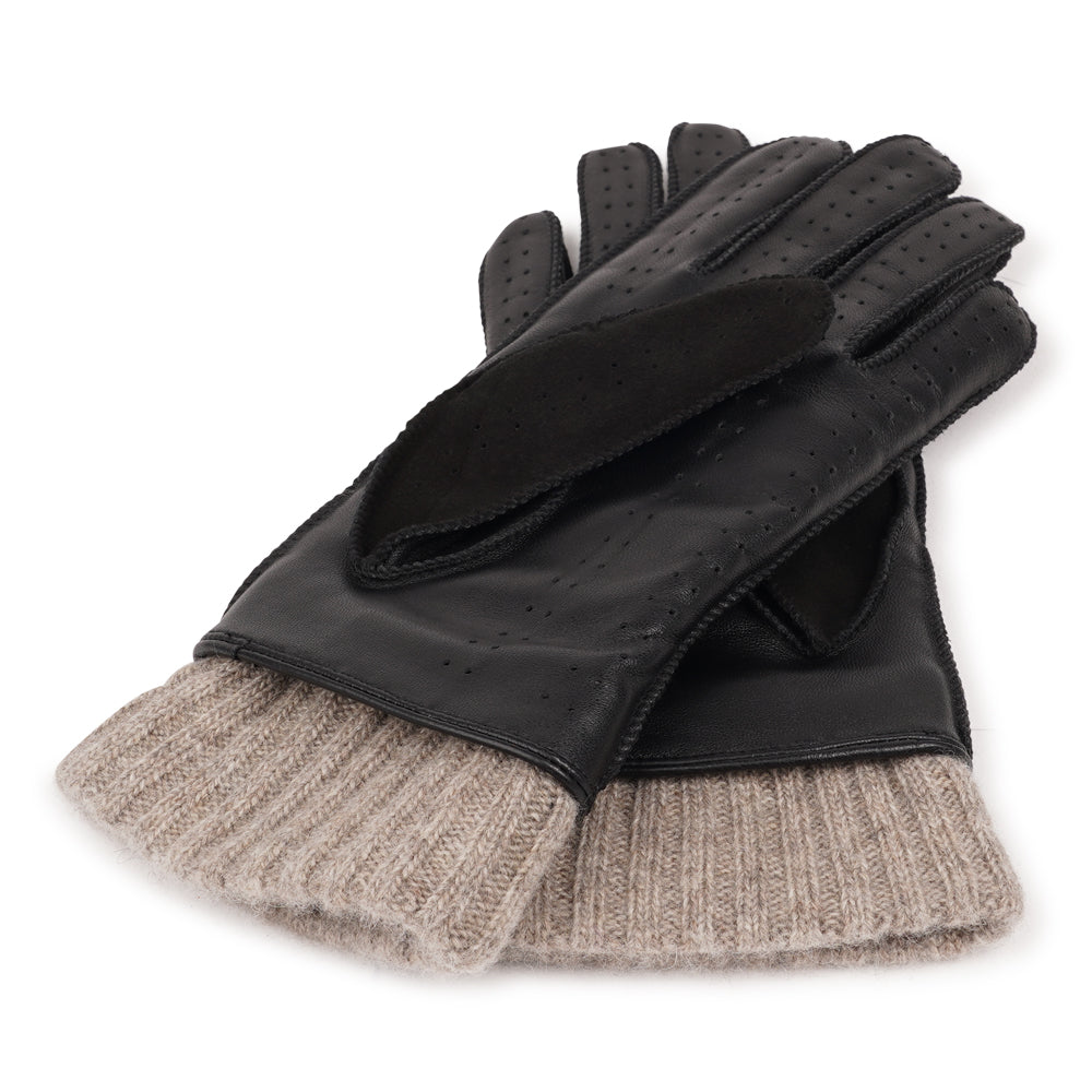 Stay warm, drive in style . .

The Batia gloves combine timeless style with everyday luxury, crafted from soft lambskin and suede. Lined with warm wool, they offer both comfort and function, while the refined design makes them the perfect accessory to elevate your winter look. With their effortless coolness, these driving gloves add a modern edge to any outfit.