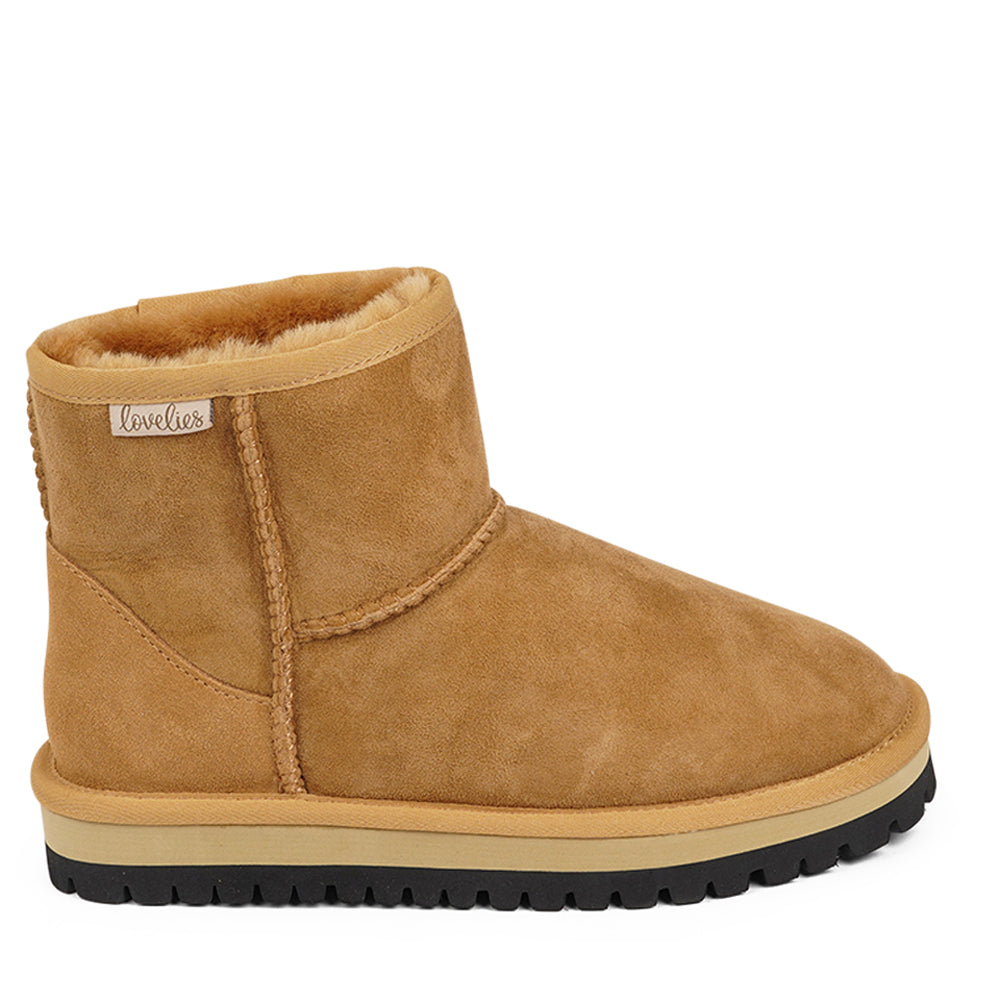Mid-high Shearling boots  Lovelies shearling boots bring softness and warmth to your feet this autumn. With soft and durable rubber soles plus a gorgeous design you're perfectly suited for the wintertime. 
