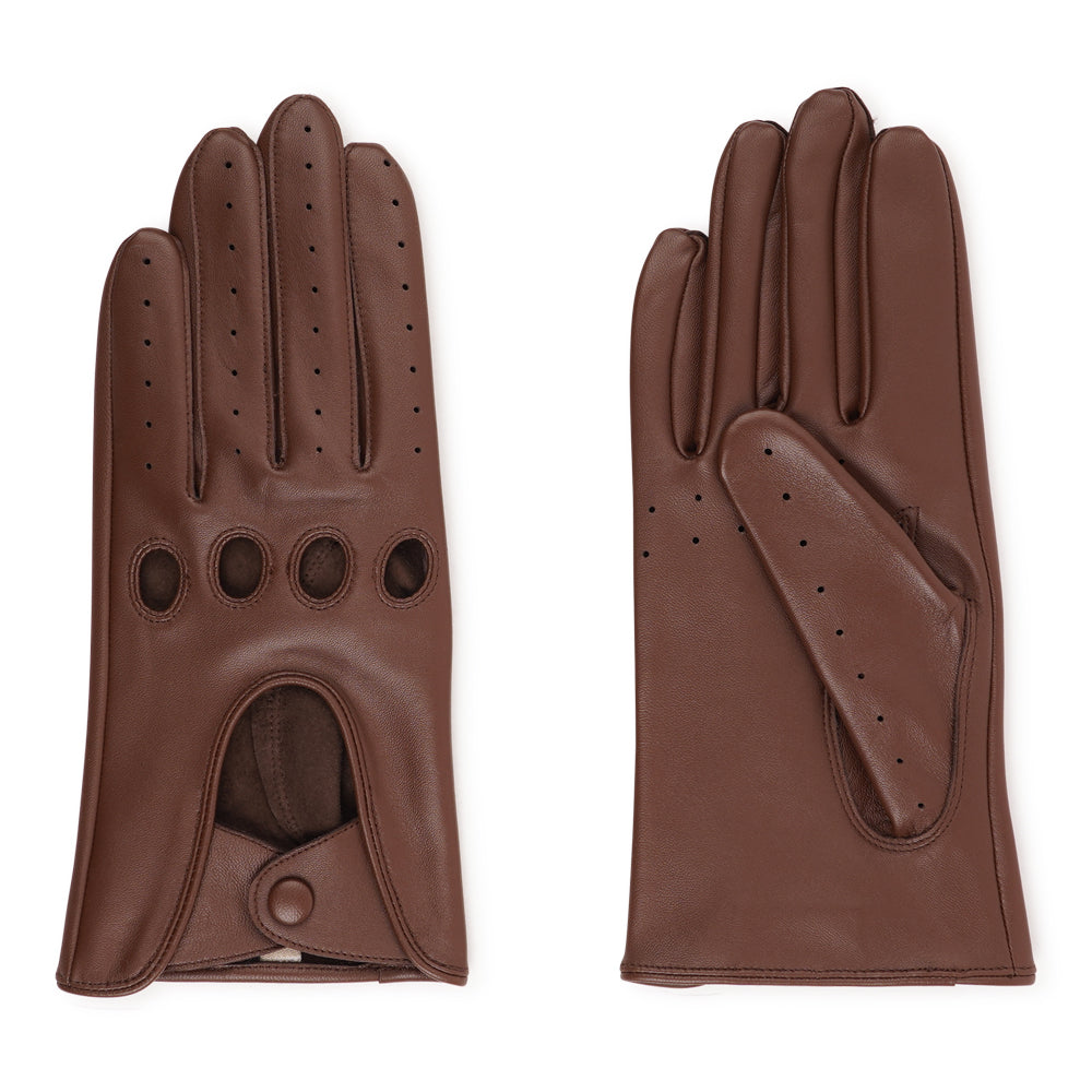 Effortless style meets precision comfort.

The Borello gloves bring together timeless craftsmanship and modern style. Made from supple leather, they offer a perfect fit and a cool, confident look – ideal for driving or elevating your everyday wardrobe.