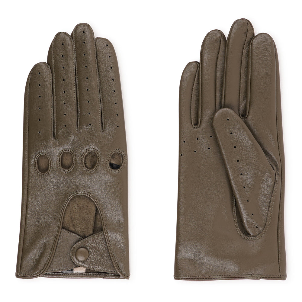 Effortless style meets precision comfort.

The Borello gloves bring together timeless craftsmanship and modern style. Made from supple leather, they offer a perfect fit and a cool, confident look – ideal for driving or elevating your everyday wardrobe.