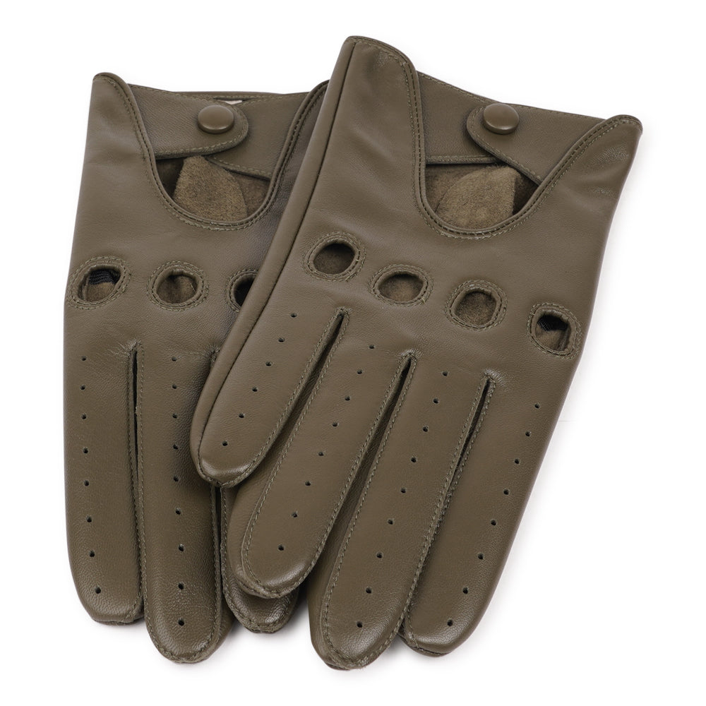 Effortless style meets precision comfort.

The Borello gloves bring together timeless craftsmanship and modern style. Made from supple leather, they offer a perfect fit and a cool, confident look – ideal for driving or elevating your everyday wardrobe.
