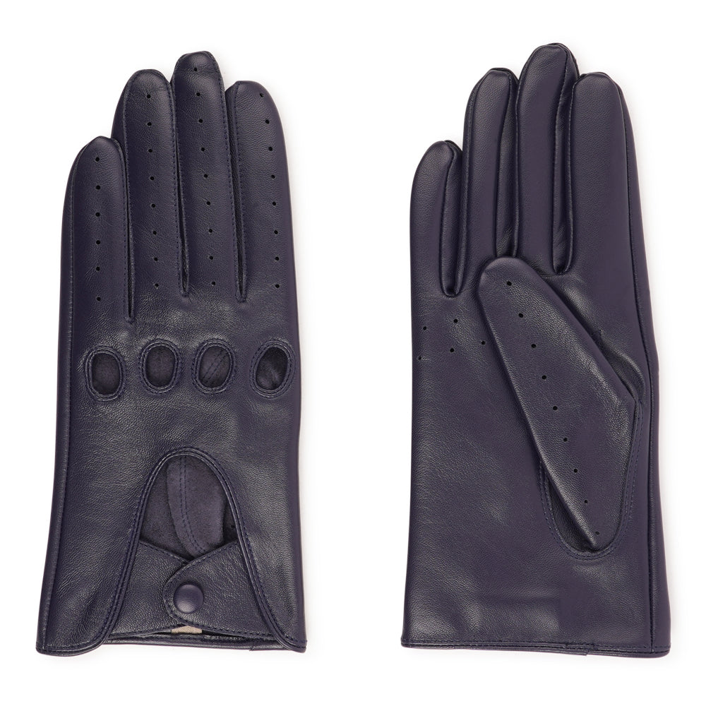 Effortless style meets precision comfort.

The Borello gloves bring together timeless craftsmanship and modern style. Made from supple leather, they offer a perfect fit and a cool, confident look – ideal for driving or elevating your everyday wardrobe.