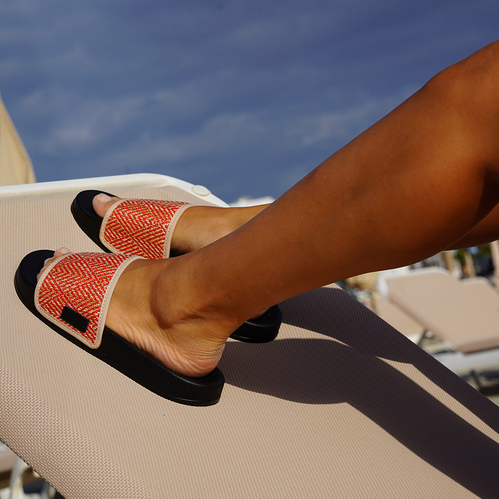 Since 2019 Lovelies Studio has been creating shoes and leathergoods for women and men inspired by an open mind, Scandinavian minimalism and a bit of vintage influences. Fashion slides with soft rubber soles, perfect for your next summer vacation.