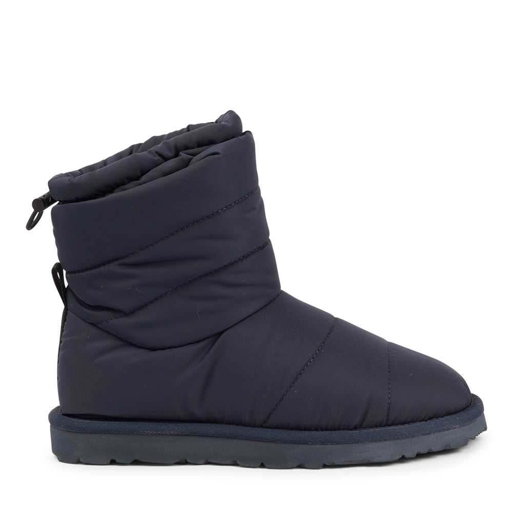 Designed to keep your feet cozy and stylish all autumn long. Experience ultimate softness and warmth as the luxurious shearling lining wraps your feet in comfort.

With their soft and durable rubber soles, these boots provide a perfect combination of flexibility and durability, making them ideal for the wintertime. No need to worry about wet weather – the quilted nylon material is water-resistant, keeping your feet dry and comfortable even on rainy days.