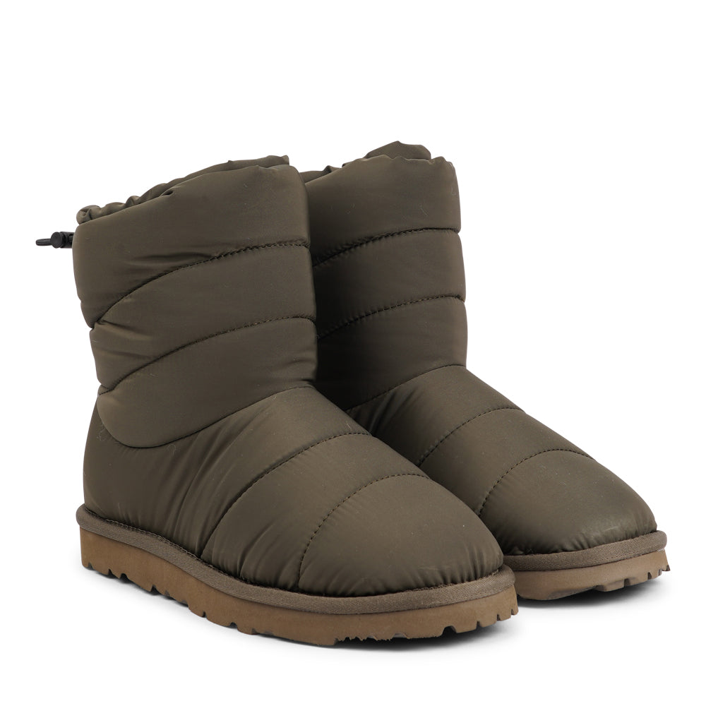 Lovelies - Designed to keep your feet cozy and stylish all autumn long. Experience ultimate softness and warmth as the luxurious shearling lining wraps your feet in comfort.

With their soft and durable rubber soles, these boots provide a perfect combination of flexibility and durability, making them ideal for the wintertime. No need to worry about wet weather – the quilted nylon material is water-resistant, keeping your feet dry and comfortable even on rainy days.
