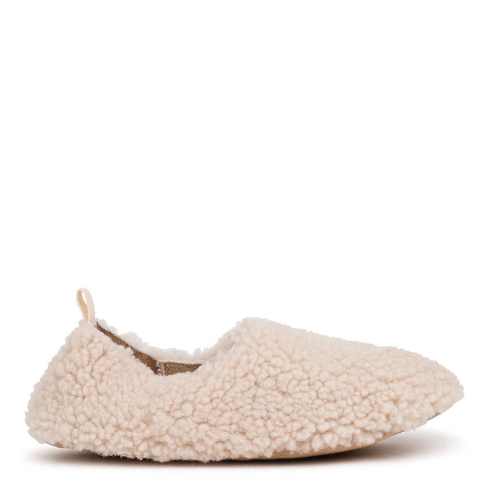 Lovelies Studio - Denmark - Step into everyday luxury with Comiano. Crafted from plush, natural shearling and finished with a durable leather sole, these slippers offer exceptional warmth, softness, and timeless style. Perfect for cosy moments at home, they gently mould to your feet for a personalised fit and lasting comfort.