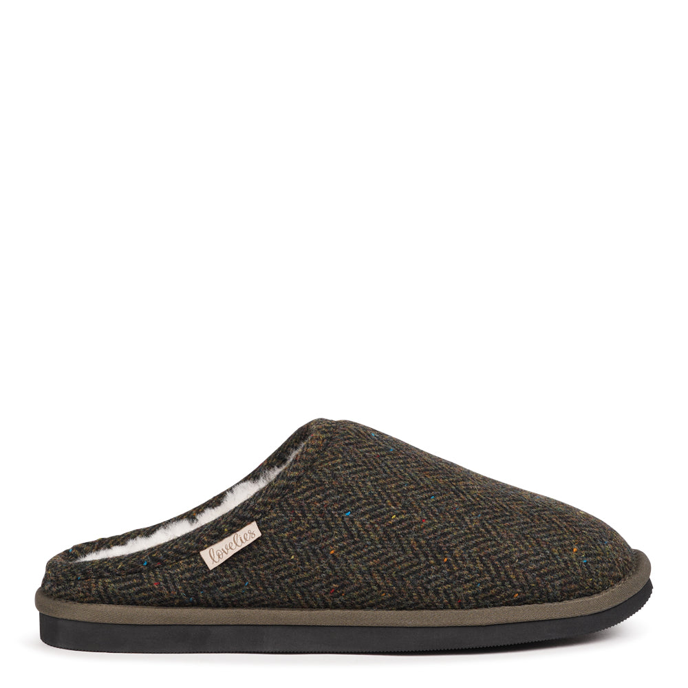 Lovelies - Introducing the Darwin slippers for men, designed for ultimate comfort and warmth. Crafted from 100% wool, these open slippers feature a footbed and lining made from luxurious shearling fur, offering a soft, plush feel that keeps your feet cozy all day long. The natural properties of the shearling help regulate temperature, ensuring your feet stay warm during the colder months while remaining comfortable and dry.