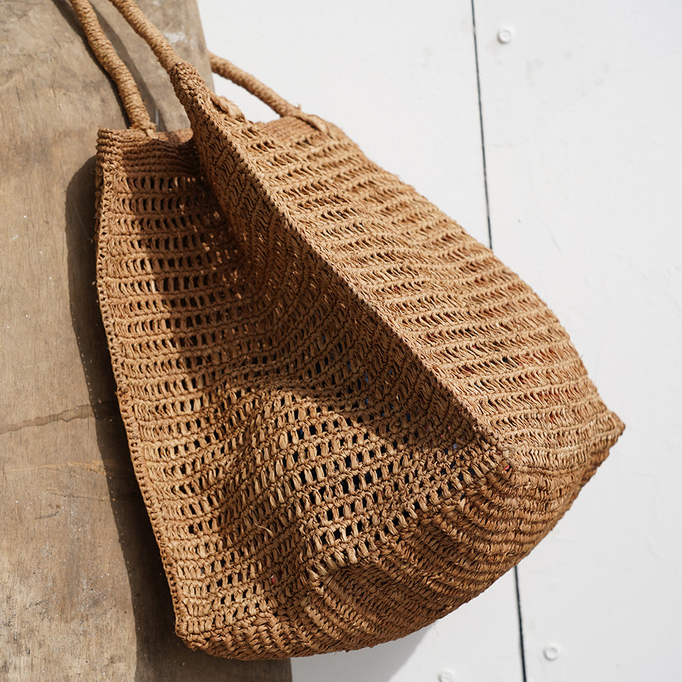Lovelies Studio - One of the standout features of raffia handbags is their lightweight construction, which makes them comfortable to carry all day long. Additionally, raffia's inherent strength ensures that these handbags are built to withstand daily wear and tear, providing long-lasting durability.