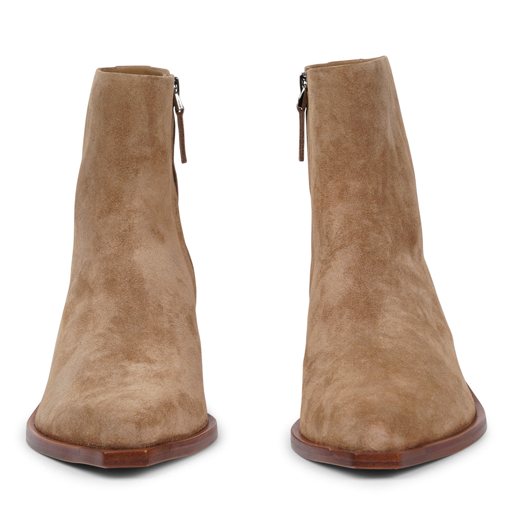 Lovelies Studio - The Dulzura boots have a simple yet stylish upper design with handy side zippers, giving you a snug fit without any fuss. The sturdy leather sole adds a cool touch and is made to hold up for the long haul.
Inside, you'll find soft, high-quality cowhide leather lining that feels great on your feet and keeps them comfortable and breathable all day long.