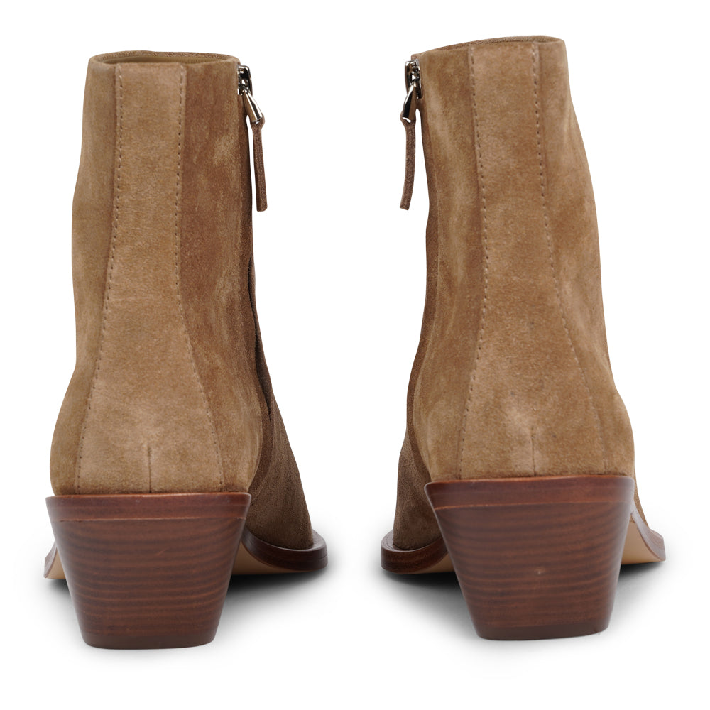 Lovelies Studio - The Dulzura boots have a simple yet stylish upper design with handy side zippers, giving you a snug fit without any fuss. The sturdy leather sole adds a cool touch and is made to hold up for the long haul.
Inside, you'll find soft, high-quality cowhide leather lining that feels great on your feet and keeps them comfortable and breathable all day long.