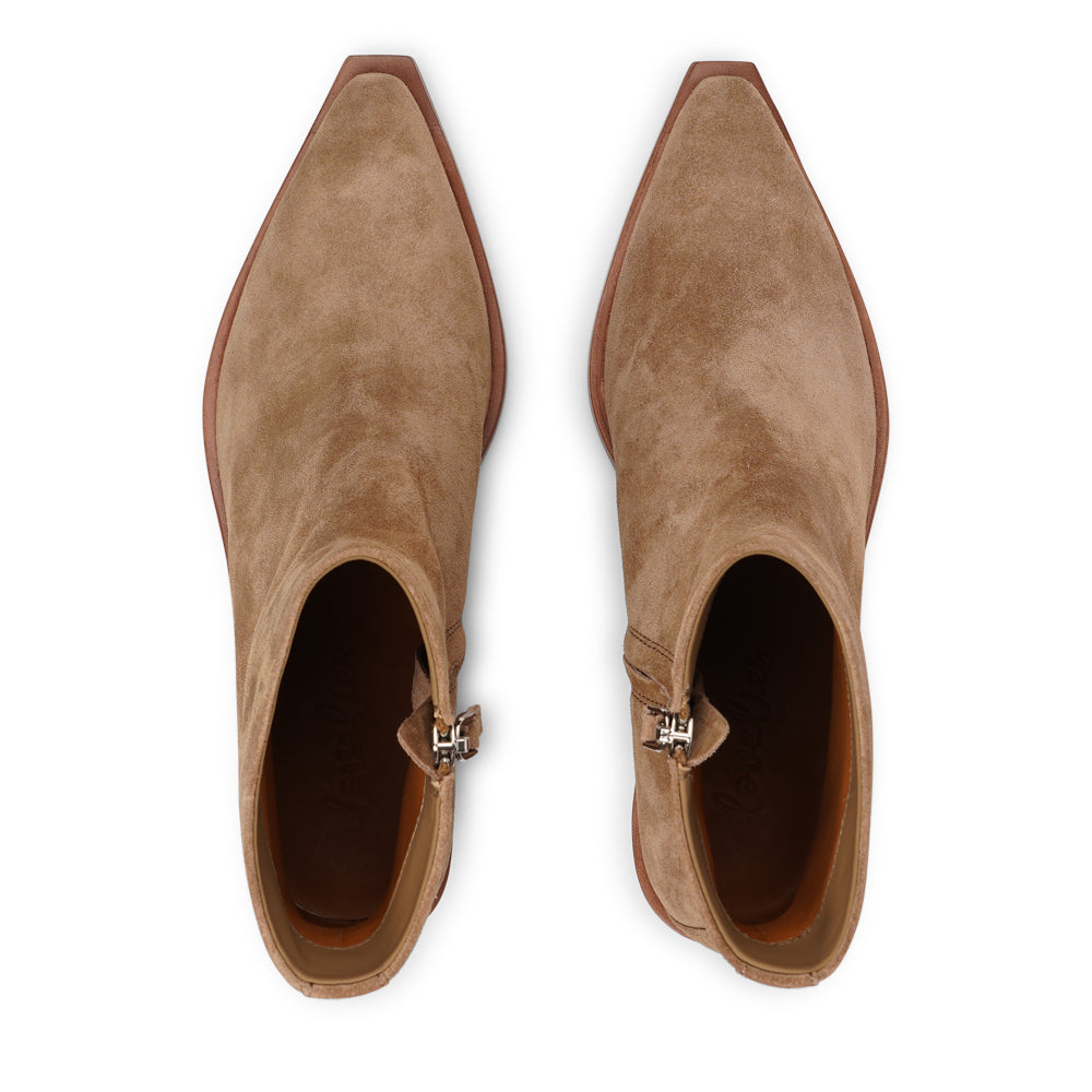 Lovelies Studio - The Dulzura boots have a simple yet stylish upper design with handy side zippers, giving you a snug fit without any fuss. The sturdy leather sole adds a cool touch and is made to hold up for the long haul.
Inside, you'll find soft, high-quality cowhide leather lining that feels great on your feet and keeps them comfortable and breathable all day long.