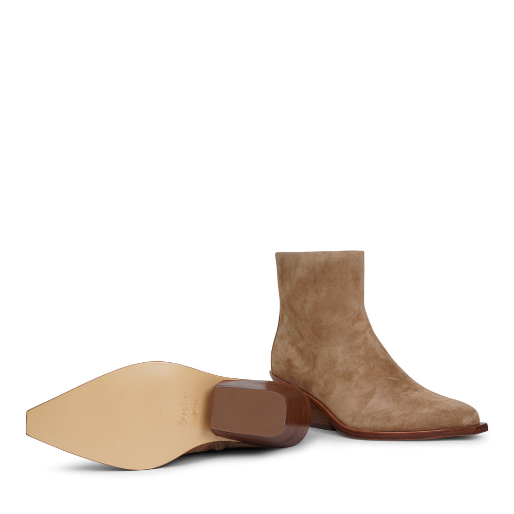 Lovelies Studio - The Dulzura boots have a simple yet stylish upper design with handy side zippers, giving you a snug fit without any fuss. The sturdy leather sole adds a cool touch and is made to hold up for the long haul.
Inside, you'll find soft, high-quality cowhide leather lining that feels great on your feet and keeps them comfortable and breathable all day long.