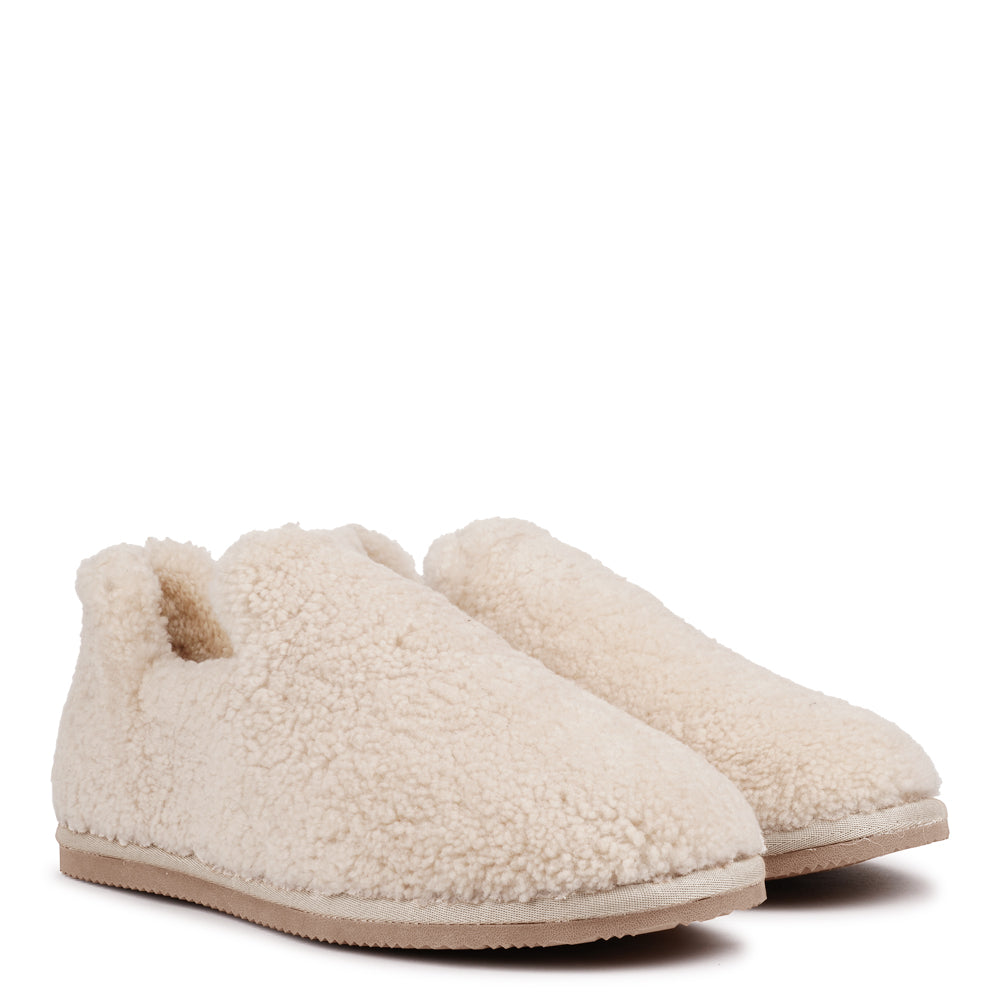Ferre – Shearling Sneakers
Step into everyday luxury with Ferre shearling sneakers. Made from plush natural shearling and set on a durable leather sole, they combine exceptional warmth, softness, and timeless design in a modern silhouette. Perfect for cosy days and laid-back style, the shearling gently moulds to your feet for a personalised fit and lasting comfort.
The sneakers fit true to size, so we recommend ordering your usual size.