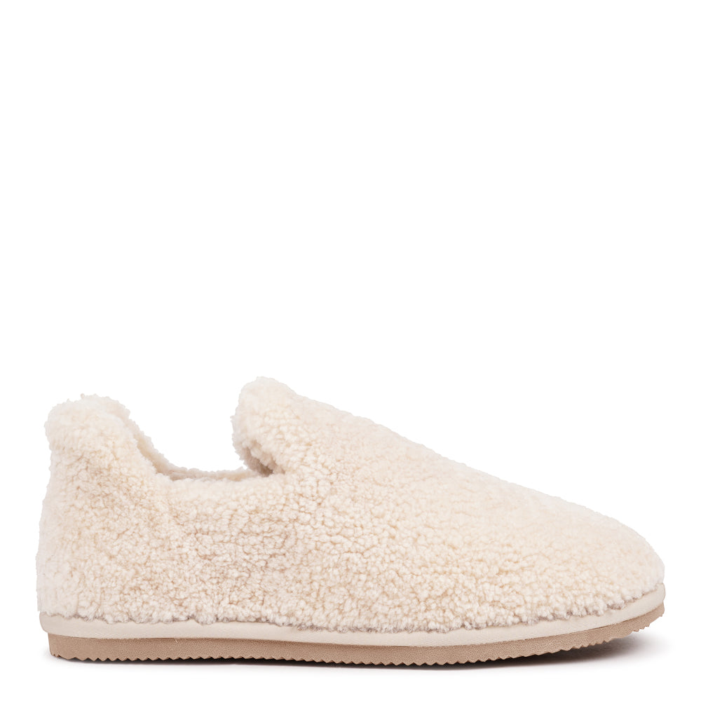 Ferre – Shearling Sneakers
Step into everyday luxury with Ferre shearling sneakers. Made from plush natural shearling and set on a durable leather sole, they combine exceptional warmth, softness, and timeless design in a modern silhouette. Perfect for cosy days and laid-back style, the shearling gently moulds to your feet for a personalised fit and lasting comfort.
The sneakers fit true to size, so we recommend ordering your usual size.