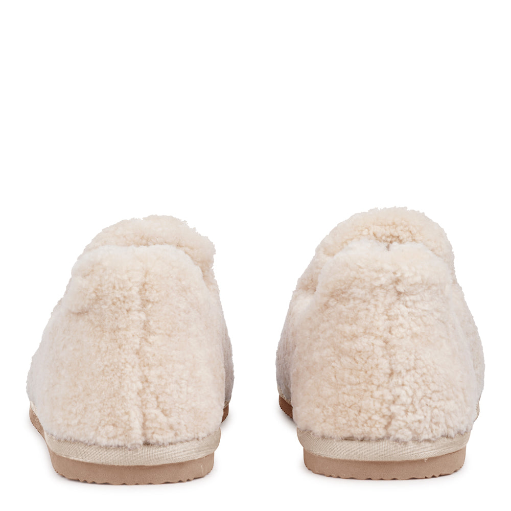 Ferre – Shearling Sneakers
Step into everyday luxury with Ferre shearling sneakers. Made from plush natural shearling and set on a durable leather sole, they combine exceptional warmth, softness, and timeless design in a modern silhouette. Perfect for cosy days and laid-back style, the shearling gently moulds to your feet for a personalised fit and lasting comfort.
The sneakers fit true to size, so we recommend ordering your usual size.
