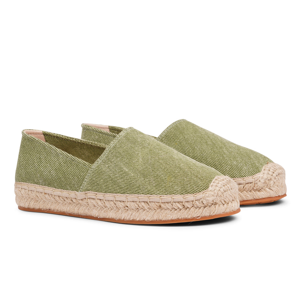 Lovelies Studio - With a soft denim upper, our espadrilles emanate an aura of effortless coolness and sophistication. The supple leather lining not only exudes chic aesthetics but also ensures a snug fit that conforms to your feet. Prioritizing durability, we've outfitted these espadrilles with rubber soles of the highest quality. 