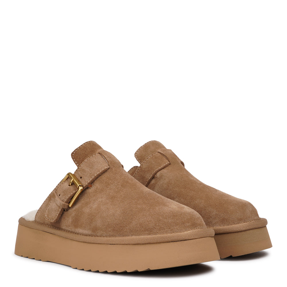 Lovelies Studio - Kokubo – Suede Mules with Adjustable Buckle
Meet Kokubo — a pair of mules that redefine everyday comfort with understated elegance. What makes them special is the plush shearling insole that gently cushions your feet, offering natural warmth and luxurious softness, even on a cold days.
Crafted from premium suede and finished with a durable rubber sole, the Kokubo mules combine style, comfort, and longevity in one effortless design. 