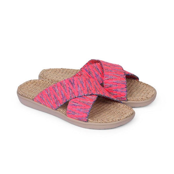 Summer sandals from danish brand Lovelies. The rubber sole is nice and soft which makes the sandal very comfortable. The inner sole is covered with woven jute and the straps are med of fine cotton. Sandal with woven straps. Harmal sandal from Lovelies in Denmark. The beautiful sandal is made of a soft rubber sole with natural jute and woven cotton straps.The soft inner sole is covered with jute.