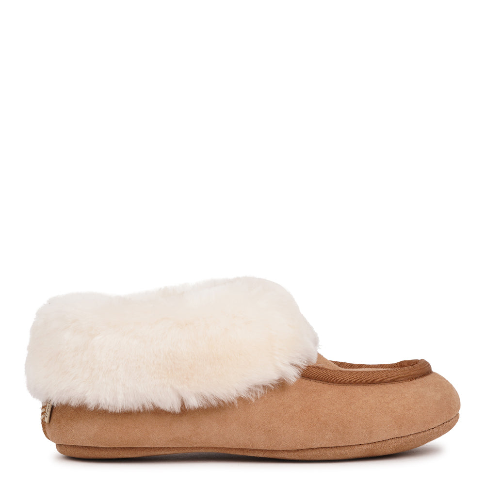 LoCrafted from 100% premium sheepskin, the Locanda Shearling Moccasins blend refined elegance with everyday practicality — offering natural warmth, breathability, and comfort that adapts beautifully to every season.
We’re proud to share that the Locanda Shearling Moccasins are LWG Environmental GOLD Rated, reflecting our dedication to responsible craftsmanship and sustainable practices.
Step into the world of Locanda and discover footwear that goes beyond the ordinary — timeless in design, irresistibly soft