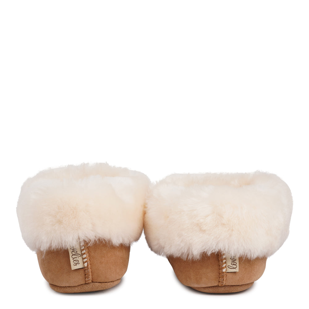 LoCrafted from 100% premium sheepskin, the Locanda Shearling Moccasins blend refined elegance with everyday practicality — offering natural warmth, breathability, and comfort that adapts beautifully to every season.
We’re proud to share that the Locanda Shearling Moccasins are LWG Environmental GOLD Rated, reflecting our dedication to responsible craftsmanship and sustainable practices.
Step into the world of Locanda and discover footwear that goes beyond the ordinary — timeless in design, irresistibly soft