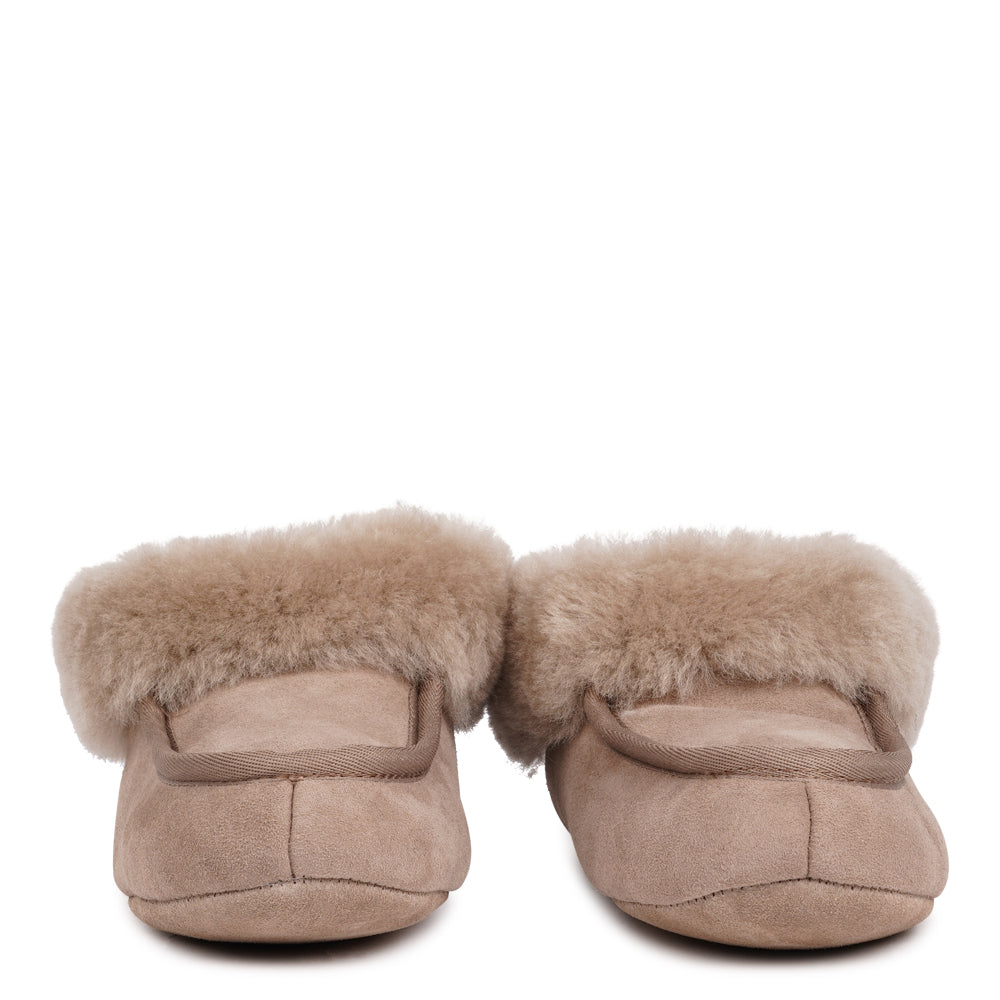 Lovelies Studio, Where Style Meets Exceptional Comfort Crafted from 100% premium sheepskin, the Locanda Shearling Moccasins blend refined elegance with everyday practicality — offering natural warmth, breathability, and comfort that adapts beautifully to every season.
We’re proud to share that the Locanda Shearling Moccasins are LWG Environmental GOLD Rated, reflecting our dedication to responsible craftsmanship and sustainable practices.