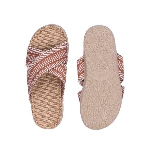 Summer sandals from danish brand Lovelies. The rubber sole is nice and soft which makes the sandal very comfortable. The inner sole is covered with woven jute and the straps are med of fine cotton. Sandal with woven straps. Harmal sandal from Lovelies in Denmark. The beautiful sandal is made of a soft rubber sole with natural jute and woven cotton straps.The soft inner sole is covered with jute.