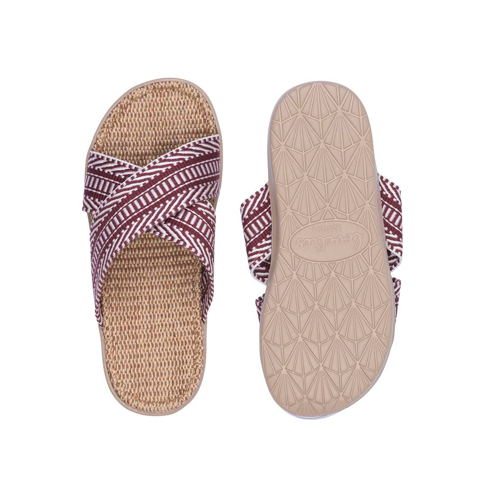 Summer sandals from danish brand Lovelies. The rubber sole is nice and soft which makes the sandal very comfortable. The inner sole is covered with woven jute and the straps are med of fine cotton. Sandal with woven straps. Harmal sandal from Lovelies in Denmark. The beautiful sandal is made of a soft rubber sole with natural jute and woven cotton straps.The soft inner sole is covered with jute.