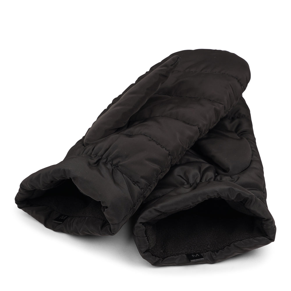 The Mantua mittens are designed to keep your hands warm and comfortable through the day. Crafted in durable nylon and lined with soft fleece, they offer both protection and coziness. With their simple, timeless design, Mantua mittens are the perfect everyday companion for winter city strolls.