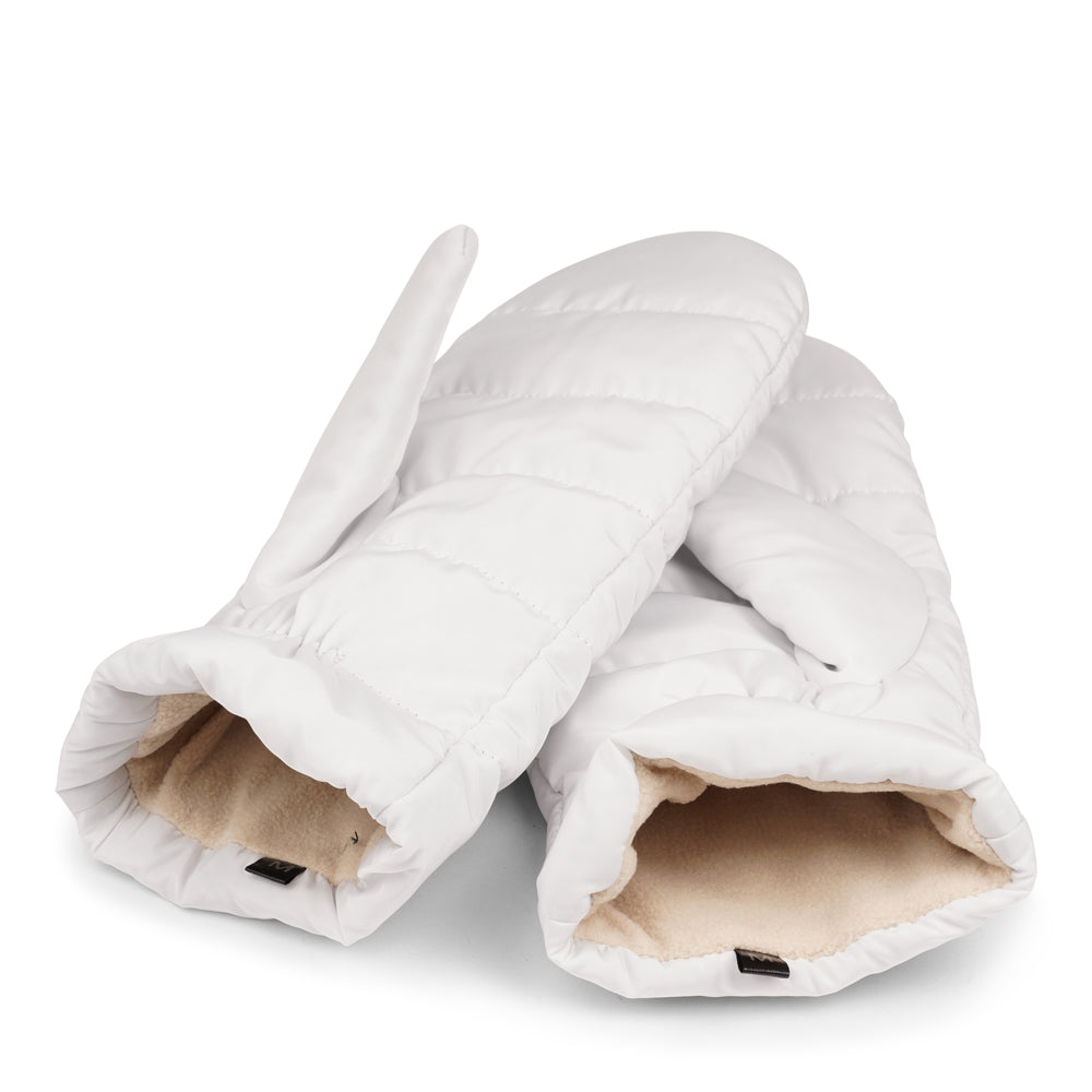 Lovelies Studio MAN3800 The Mantua mittens are designed to keep your hands warm and comfortable through the day. Crafted in durable nylon and lined with soft fleece, they offer both protection and coziness. With their simple, timeless design, Mantua mittens are the perfect everyday companion for winter city strolls.