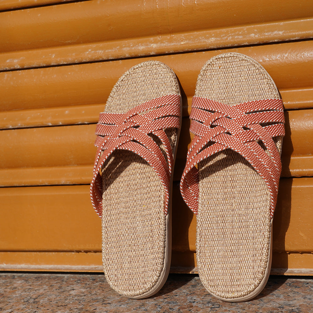 Discover the captivating Matara sandal, named after the enchanting beach of Sri Lanka.  This sumptuous sandal is composed of luxuriantly soft and resilient gum rubber, with a natural jute innersole. The closely woven cotton straps infuse a delicate and fanciful aesthetic, providing an effortless sophistication for any ensemble.  With its delicate and soft fabrics, you feel at ease and elegant at the same time.