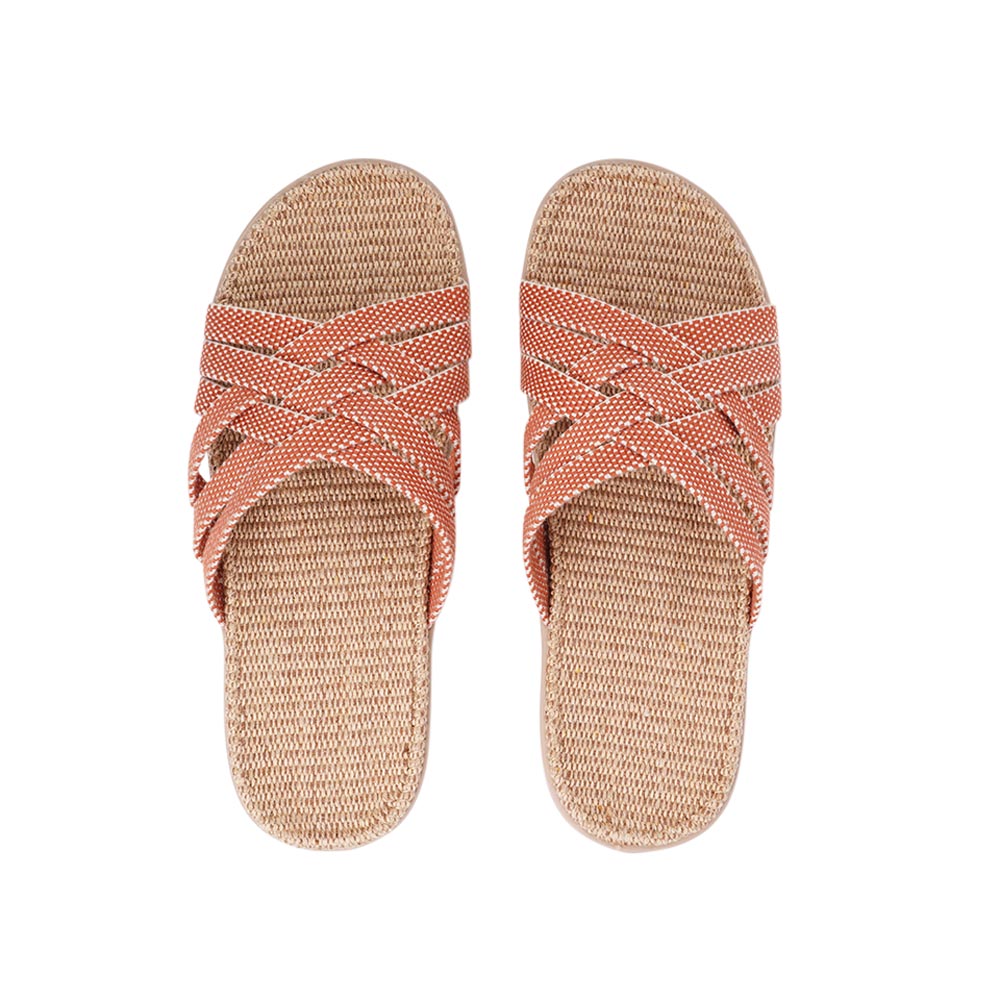 Discover the captivating Matara sandal, named after the enchanting beach of Sri Lanka.  This sumptuous sandal is composed of luxuriantly soft and resilient gum rubber, with a natural jute innersole. The closely woven cotton straps infuse a delicate and fanciful aesthetic, providing an effortless sophistication for any ensemble.  With its delicate and soft fabrics, you feel at ease and elegant at the same time.