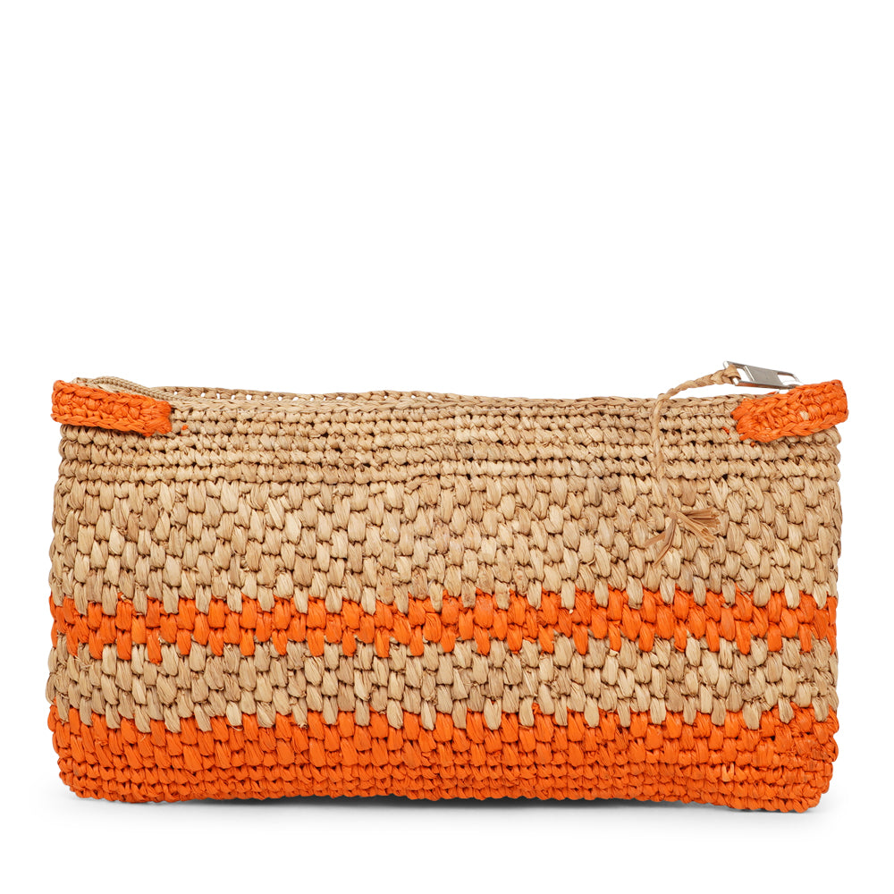 Meliso, the little charming clutch fashioned from luxurious raffia sourced from Madagascar.  Raffia, derived from the resilient leaves of the palm tree, is celebrated for its versatility and eco-conscious qualities, making it a sought-after material in the realm of fashion accessories.